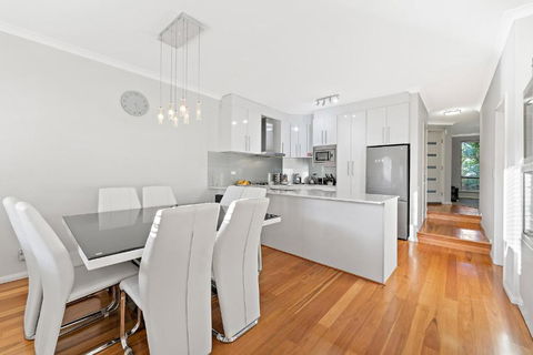 Modern Scarborough Townhouse - Accommodation QLD 0
