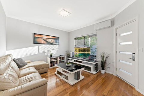 Modern Scarborough Townhouse - Accommodation QLD 1