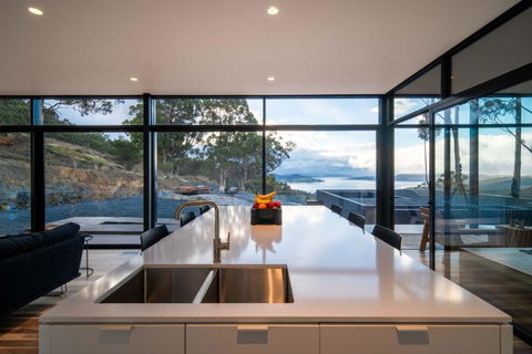 Mountain Top Snug, House Itas - Accommodation QLD 2