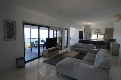 Moreton Magnificent Views - Accommodation QLD 3