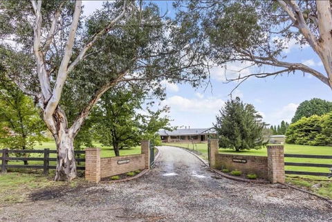 Mountain Culture Farm Stay - Pet Friendly - Accommodation QLD 1