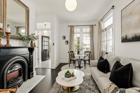 Narraweema Guesthouse - Historic Luxury BnB Retreat - Accommodation QLD 0