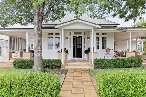 Narraweema Guesthouse - Historic Luxury BnB Retreat - Accommodation QLD 1