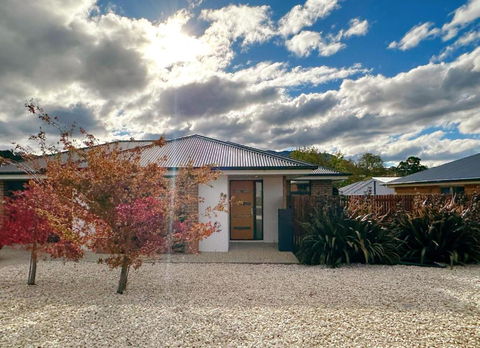 New Kingston Trampoline House - Accommodation QLD 0