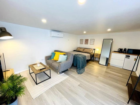 Newly Renovated Contemporary Private Studio Near Hobart CBD And Airport - Accommodation QLD 0