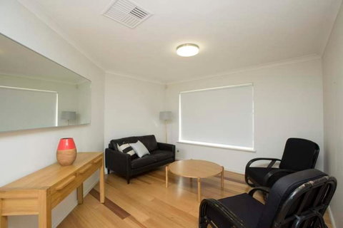Mt Pleasant Short Stay - Accommodation QLD 3