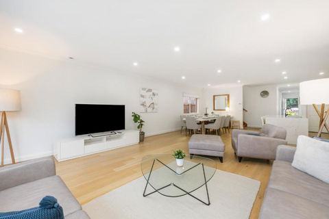 Newsom House - Stylish & Elegant Home With 4 King Beds - Accommodation QLD 2