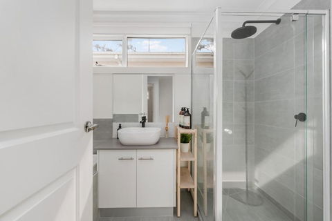 Newsom House - Stylish & Elegant Home With 4 King Beds - Accommodation QLD 3