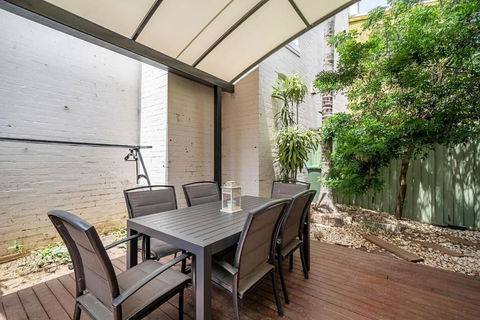 Newtown Nest - Chic Terrace Living Off King Street - Accommodation QLD 2