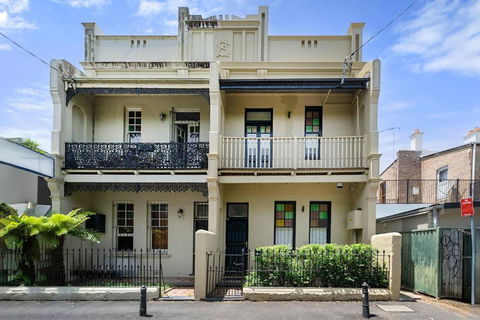 Newtown Nest - Chic Terrace Living Off King Street - Accommodation QLD 3