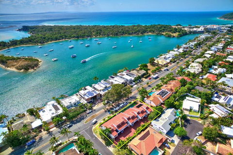 Noosa Parade Holiday Inn - Accommodation QLD 1