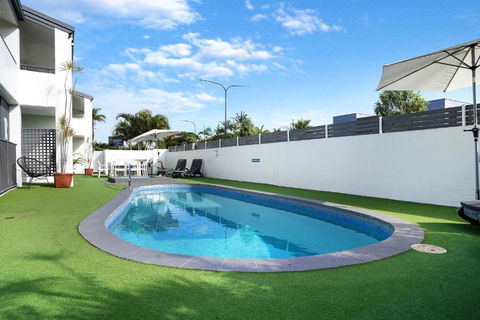 Noosa Parade Holiday Inn - Accommodation QLD 3