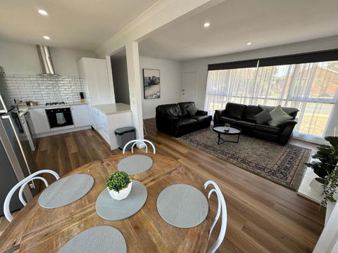 Nth Central 4BR Reno W WiFi - Accommodation QLD 1