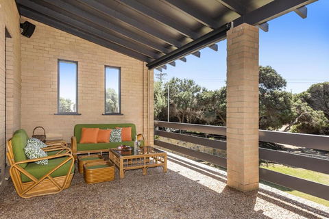 Ocean Close - Spacious Beach House - Accommodation QLD 2