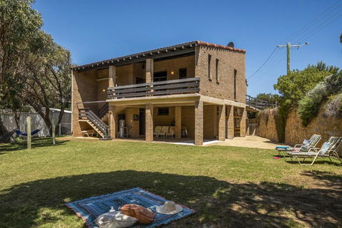 Ocean Close - Spacious Beach House - Accommodation QLD 0