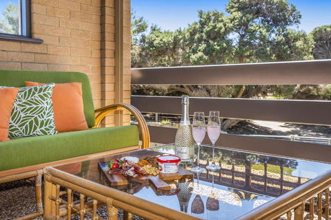 Ocean Close - Spacious Beach House - Accommodation QLD 3