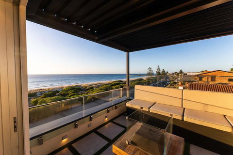 Ocean View Villa With Pool Spa & Cinema - Accommodation QLD 3