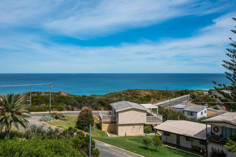 Ocean Vista Large Modern Home With Ocean Views - Accommodation QLD 0