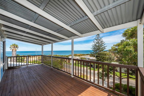 Ocean Vista Large Modern Home With Ocean Views - Accommodation QLD 3