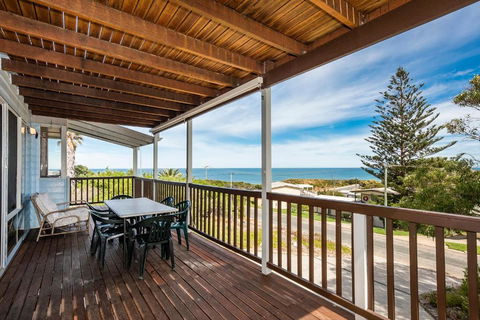 Ocean Vista Large Modern Home With Ocean Views - Accommodation QLD 2