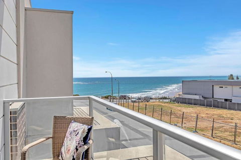 Oceanside At Christies Beach - Contemporary Comfort - Accommodation QLD 1