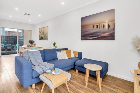 Oceanside At Christies Beach - Contemporary Comfort - Accommodation QLD 2