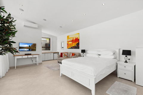 Outstanding 4-Bed Home With Garden Pool & More - Accommodation QLD 3