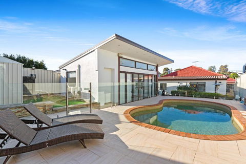 Outstanding 4-Bed Home With Garden Pool & More - Accommodation QLD 0