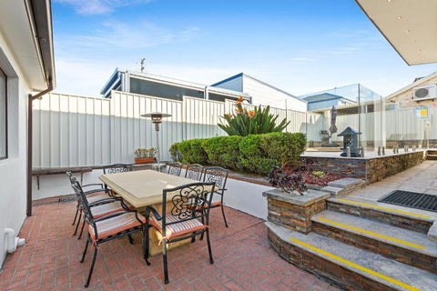 Outstanding 4-Bed Home With Garden Pool & More - Accommodation QLD 1
