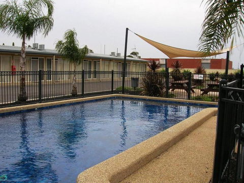 Overlander Hotel Motel - Accommodation QLD 3