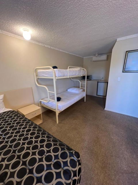 OVERLANDER MOTOR LODGE - Accommodation QLD 3