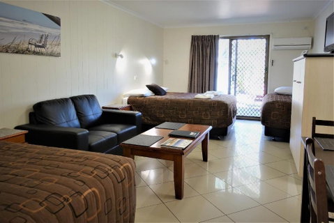 Pacific Palms Motor Inn - Accommodation QLD 2