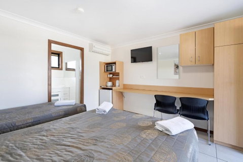 Palm Valley Motel - Accommodation QLD 2