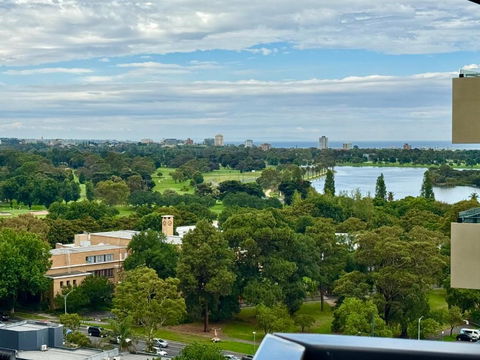 Panoramic View - Albert Park Lake & Shrine Views - Accommodation QLD 0