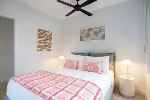 Panoramic View - Albert Park Lake & Shrine Views - Accommodation QLD 3