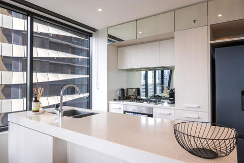 Panoramic View - Albert Park Lake & Shrine Views - Accommodation QLD 2