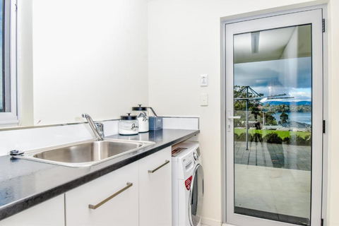 Paradise Point - Entire Home In Clarence Point, Tasmania Australia, 10 Guests 7 Bedrooms 7 Beds 3 Baths - Accommodation QLD 3