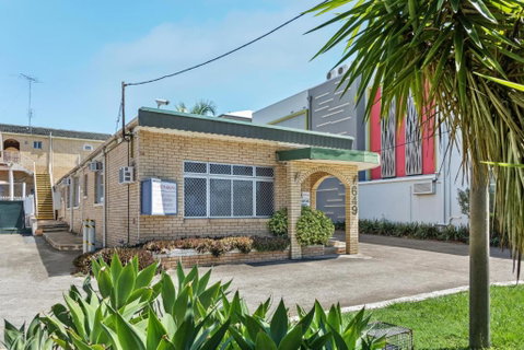 Paramount Motel - Accommodation QLD 0