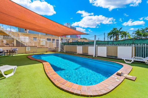 Paramount Motel - Accommodation QLD 2