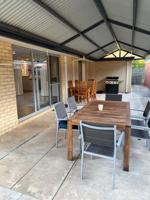 Parkside Pool Home In Aubin Grove - Accommodation QLD 3