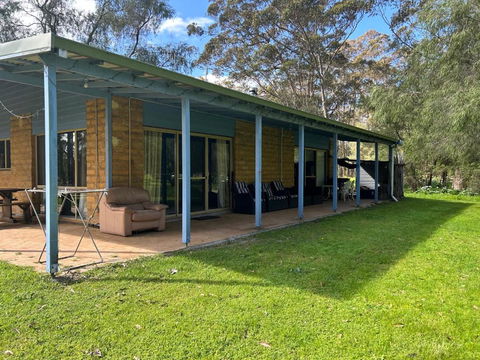 Peacock - Accommodation QLD 2