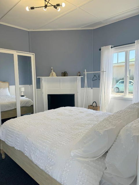 Penguin Paradise Beach House - Accommodation QLD 2