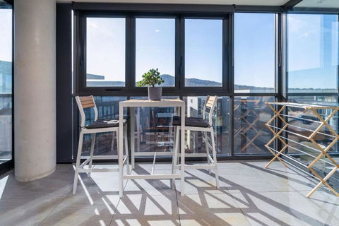 Perfectly Located 1BR BA Apartment - Accommodation QLD 1