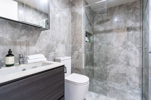 Perfectly Located 1BR BA Apartment - Accommodation QLD 3