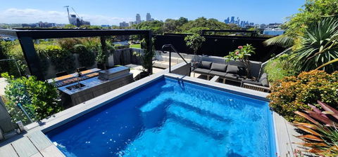 Penthouse Perfection With Private Rooftop Pool - Accommodation QLD 0