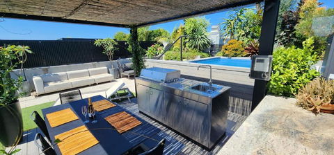 Penthouse Perfection With Private Rooftop Pool - Accommodation QLD 2