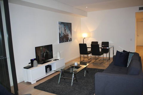 Perfect Large One Bedroom Plus Study - ALB09518 - Accommodation QLD 0