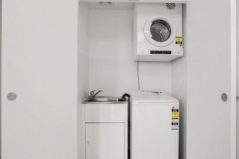 Perfect Large One Bedroom Plus Study - ALB09518 - Accommodation QLD 3