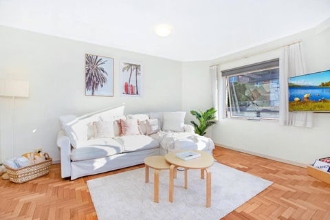 Perfect Manly Retreat, In The Heart Of Manly, Family & Couple Friendly Apartment With CAR SPOT - Accommodation QLD 2