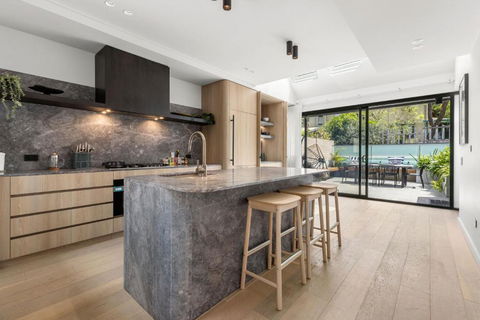 Perfect Vacation Home W Terrace & Private Garage - Accommodation QLD 0